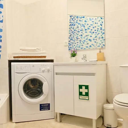 Peaceful & Spacious With Parking & Queen Bed Карвоейру