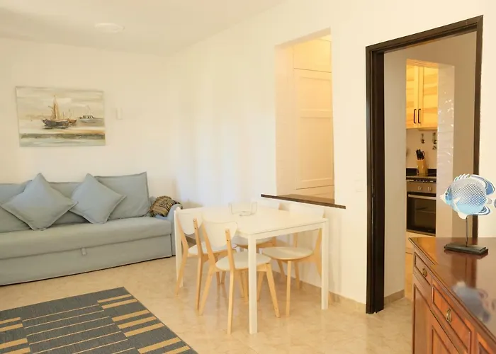 דירה Peaceful & Spacious With Parking & Queen Bed *