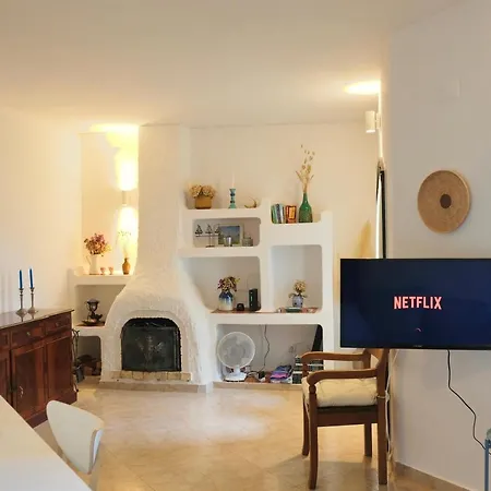 Peaceful & Spacious With Parking & Queen Bed *