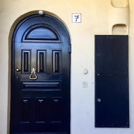 Peaceful & Spacious With Parking & Queen Bed