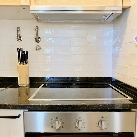 Peaceful & Spacious With Parking & Queen Bed Apartment