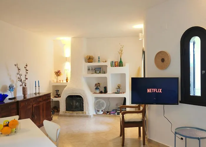 Peaceful & Spacious With Parking & Queen Bed *