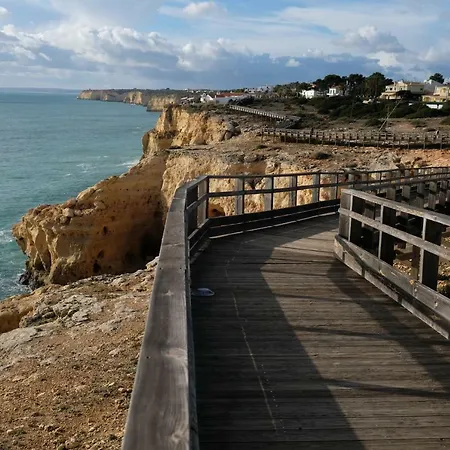 Peaceful & Spacious With Parking & Queen Bed Appartement *